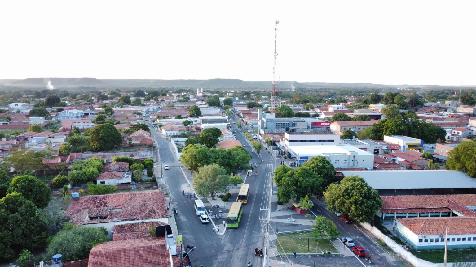Vista aérea do centro de União, Piauí, com ruas, casas e comércio local